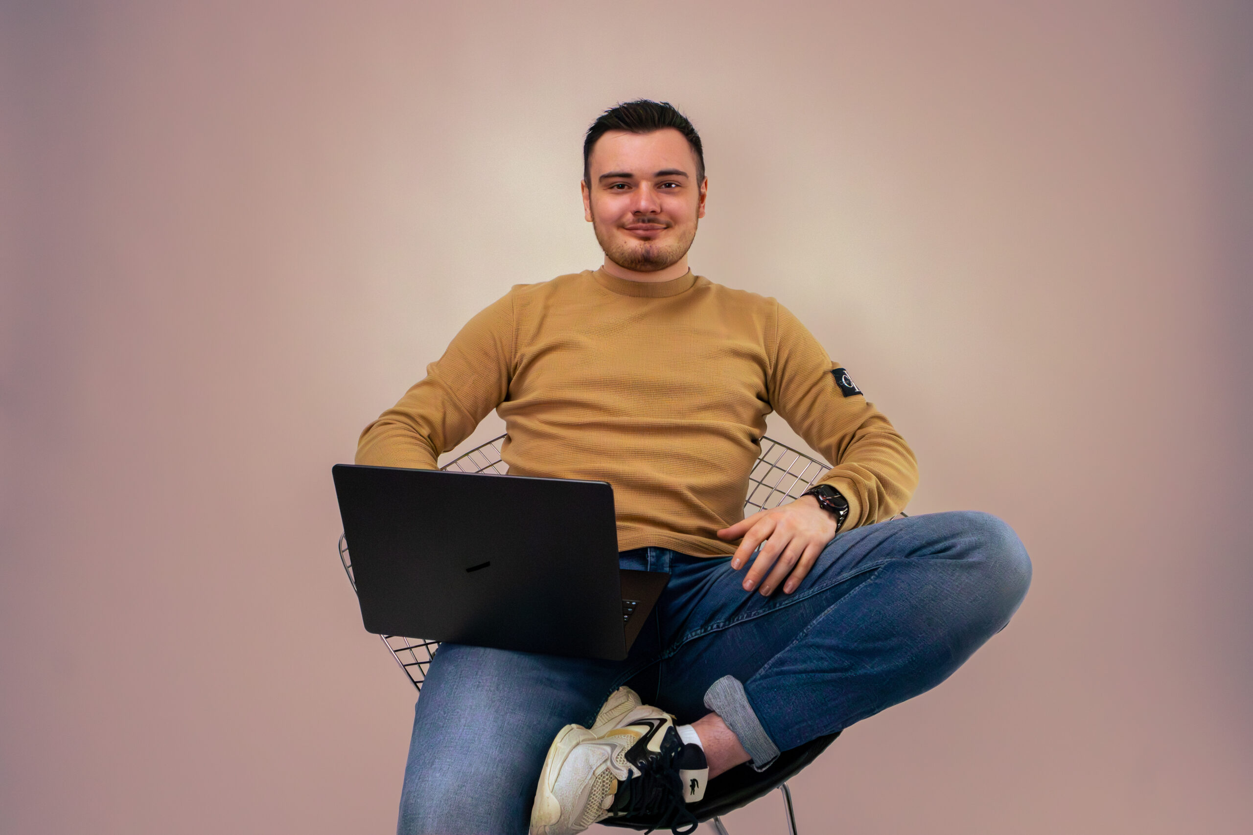 Photo lifestyle d’un développeur assis avec un ordinateur portable, ambiance moderne et détendue, adaptée à un portfolio personnel.