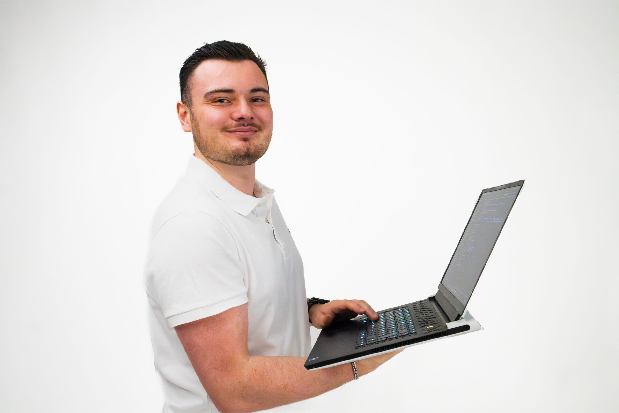 Portrait professionnel d’un développeur tenant un ordinateur portable, sur fond clair, pour site portfolio ou page à propos.