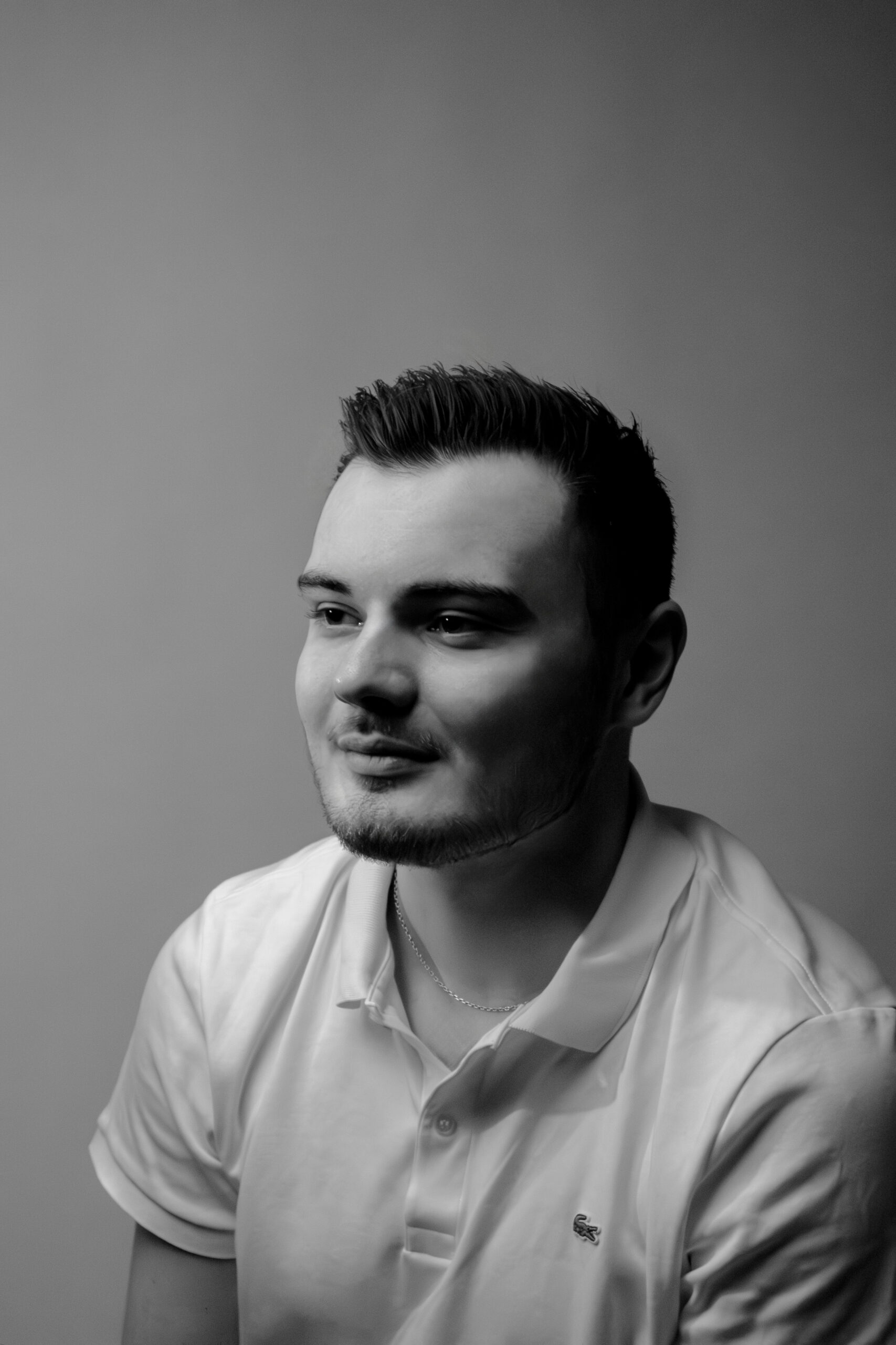 Portrait en noir et blanc d’un développeur dans un style sobre et éditorial, idéal pour une page de présentation personnelle.